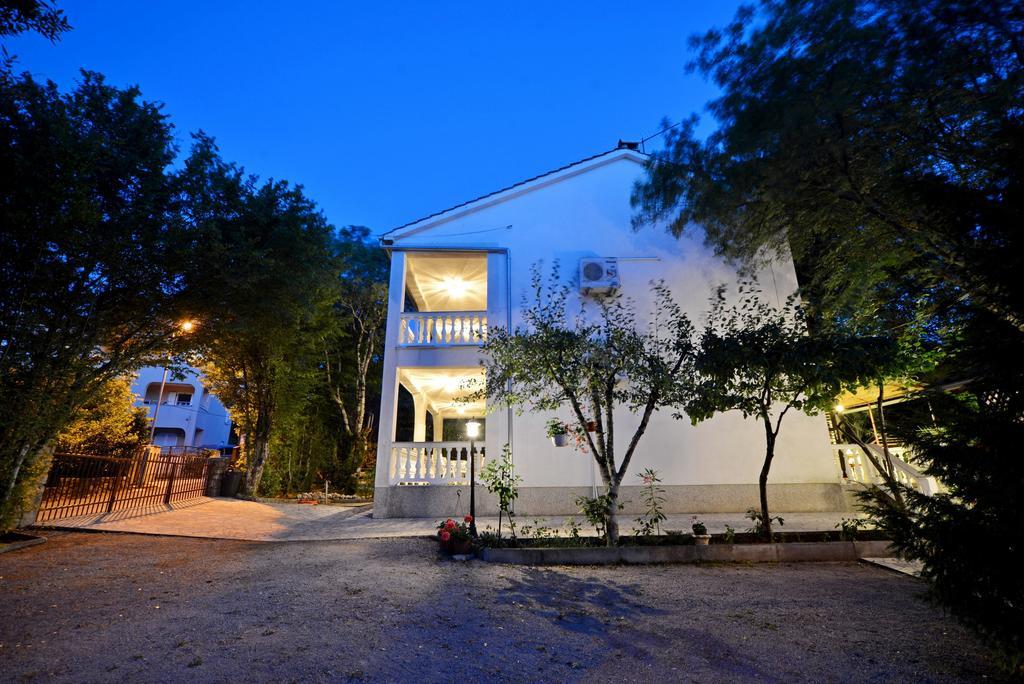Apartments Karmelic Malinska Exterior photo